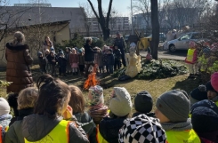 2025-03-21 - Kotki - Happening na powitanie wiosny – przemarsz po osiedlu wokół przedszkola
